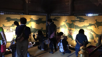 熊本県球磨郡多良木町 青蓮寺阿弥陀堂 多良木町埋蔵文化財等センター「古代の風 黒の蔵」 土佐光吉筆『源氏物語図屏風』高精細複製品を展示